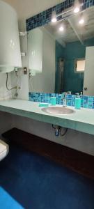 un baño con lavabo y espejo en Bosque del Este II, en Balneario Buenos Aires