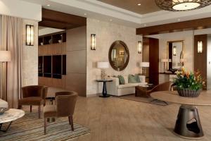 Uma área de estar em TownePlace Suites by Marriott Orlando Downtown