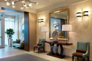 Uma área de estar em TownePlace Suites by Marriott Orlando Downtown