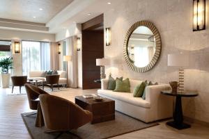 Uma área de estar em TownePlace Suites by Marriott Orlando Downtown