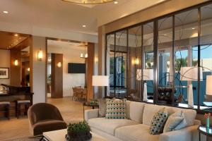 Uma área de estar em TownePlace Suites by Marriott Orlando Downtown