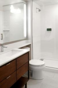 Um banheiro em TownePlace Suites by Marriott Orlando Downtown
