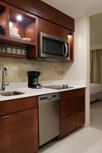 A cozinha ou cozinha compacta de TownePlace Suites by Marriott Orlando Downtown