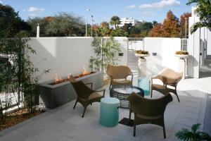 Uma área de estar em TownePlace Suites by Marriott Orlando Downtown