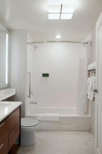 Um banheiro em TownePlace Suites by Marriott Orlando Downtown
