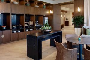 A cozinha ou cozinha compacta de TownePlace Suites by Marriott Orlando Downtown