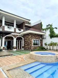 ein Haus mit einem Swimmingpool davor in der Unterkunft Villa De Ciudad in Lapu Lapu City