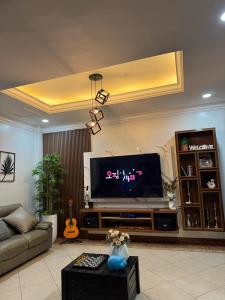 ein Wohnzimmer mit Flachbildfernseher in der Unterkunft Villa De Ciudad in Lapu Lapu City
