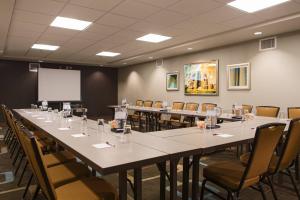 ナッシュビルにあるSpringHill Suites by Marriott Nashville Vanderbilt/West Endのカンファレンスルーム(テーブル、椅子、ホワイトボード付) +17枚の写真