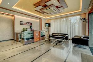 Posezení v ubytování Hotel J N Stay Mysore - 12 Minutes to Mysore Palace