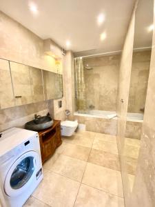 a bathroom with a washer and a washing machine at Rezydencja Wind Rose Luxury ApartHotel Gdańsk - Prywatne SPA in Gdańsk