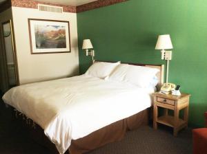 A bed or beds in a room at Howard Johnson by Wyndham Springerville
