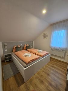 Postel nebo postele na pokoji v ubytování Apartmani Lotus Vrdnik