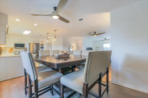 une cuisine et une salle à manger avec une table et des chaises dans l'établissement Dock Holiday, à Sanibel 27 autres photos