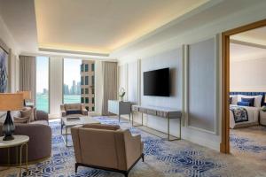 Een TV en/of entertainmentcenter bij The St. Regis Doha
