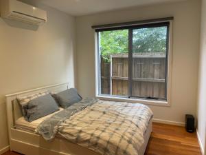 Una cama o camas en una habitación de Room in Newport Modern townhouse - Walk to stunning ocean view