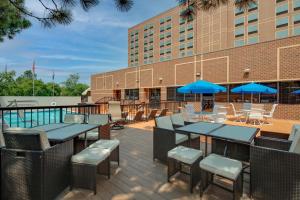 Bazén v ubytování Sheraton Hotel Denver Tech Center nebo v jeho okolí