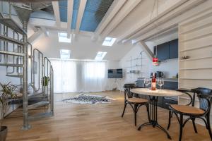 Una habitación con una mesa y sillas en un edificio. en Altstadtliebesnest, en Constanza