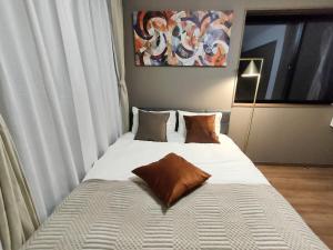 Tempat tidur dalam kamar di 近上野 3层全新别墅 全新装修 3室1厅1浴室2卫生间 设施齐全 最大8人 Ueno 3 rooms 1dining room 1 bathrooms 2toilets Max 8P