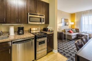Кухня или мини-кухня в TownePlace Suites Dayton North
