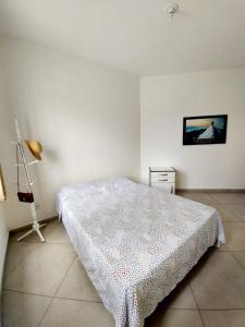 a bedroom with a bed and a picture on the wall at Apartamento de Torres perto do Mar in Torres