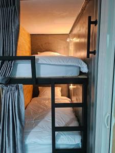 Postel nebo postele na pokoji v ubytování บ้านรังนก The Bird Nest Homestay & Coffeeshop