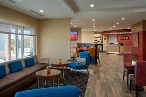 Un vestíbulo con un sofá y sillas y una mesa. en TownePlace Suites by Marriott Richmond, en Richmond