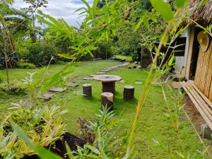 董索Nature's Cabin的花园中间的小桌子