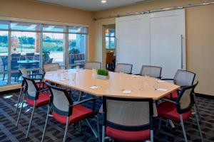 una sala de conferencias con una mesa grande y sillas en TownePlace Suites by Marriott Richmond, en Richmond 18 fotos más