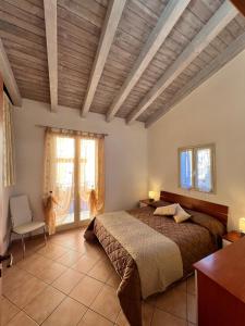 una camera da letto con un letto grande e una finestra di Casa Vacanze A' Lanterna a Licata