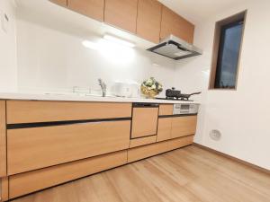 Dapur atau dapur kecil di 近上野 3层全新别墅 全新装修 3室1厅1浴室2卫生间 设施齐全 最大8人 Ueno 3 rooms 1dining room 1 bathrooms 2toilets Max 8P