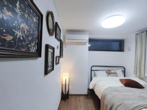 Tempat tidur dalam kamar di 近上野 3层全新别墅 全新装修 3室1厅1浴室2卫生间 设施齐全 最大8人 Ueno 3 rooms 1dining room 1 bathrooms 2toilets Max 8P
