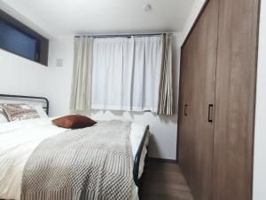 Tempat tidur dalam kamar di 近上野 3层全新别墅 全新装修 3室1厅1浴室2卫生间 设施齐全 最大8人 Ueno 3 rooms 1dining room 1 bathrooms 2toilets Max 8P