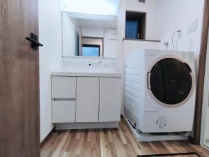 Galeri foto 近上野 3层全新别墅 全新装修 3室1厅1浴室2卫生间 设施齐全 最大8人 Ueno 3 rooms 1dining room 1 bathrooms 2toilets Max 8P di Tokyo