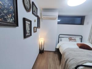 Tempat tidur dalam kamar di 近上野 3层全新别墅 全新装修 3室1厅1浴室2卫生间 设施齐全 最大8人 Ueno 3 rooms 1dining room 1 bathrooms 2toilets Max 8P