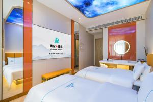 Letto o letti in una camera di Dequan Luxury Hotel National Exhibition Center Wangjing Bridge Branch The subway is right outside the door Coffee, fruits, snacks, a gym and a laundry room are provided for free in the lobby