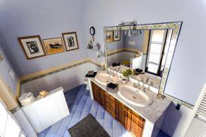ein Badezimmer mit zwei Waschbecken und einem großen Spiegel in der Unterkunft Casadarte in Orvieto