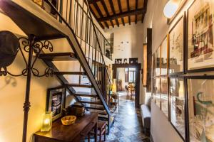 un corridoio con scala a chiocciola in una casa di Casadarte a Orvieto