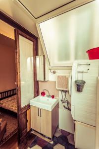 オルヴィエートにあるCasadarteの小さなバスルーム(シンク、冷蔵庫付)