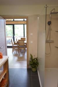 Koupelna v ubytování Tiefenbach-Chalet