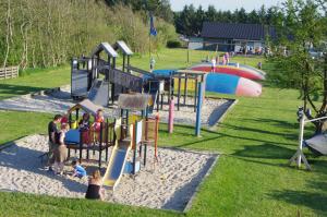 Ο χώρος παιχνιδιού για παιδιά στο Tornby Strand Camping Cottages