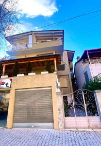 Το κτήριο όπου στεγάζεται  το διαμέρισμα