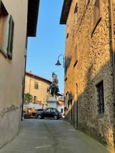 a car parked on a street next to a statue at La ferruccina, terratetto a 2 passi dalla piazza in Gavinana