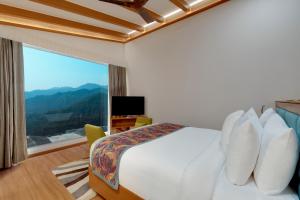 MarchulaWelcomhotel By ITC Hotels, Jim Corbett的一间带床和大窗户的卧室