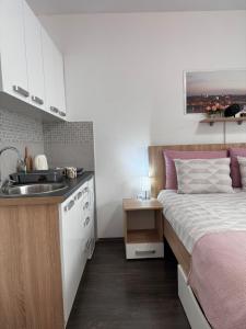 Ένα ή περισσότερα κρεβάτια σε δωμάτιο στο Post apartmani A-1