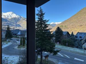 ein Fenster mit Blick auf eine Straße und die Berge in der Unterkunft TUCA - Apartamento en Vielha in Vielha e Mijaran