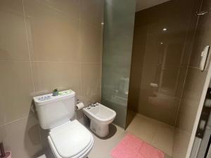 ein kleines Badezimmer mit Toilette und Dusche in der Unterkunft Estudio 12 - Mural Home in Santiago del Estero + 4 Fotos