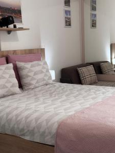 Ένα ή περισσότερα κρεβάτια σε δωμάτιο στο Post apartmani A-1