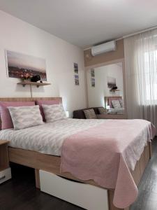 Ένα ή περισσότερα κρεβάτια σε δωμάτιο στο Post apartmani A-1