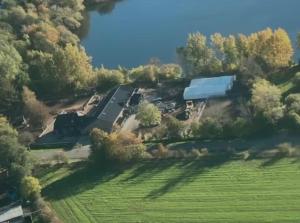 汉德维特Matzens Hus的田野中房屋的鸟瞰图